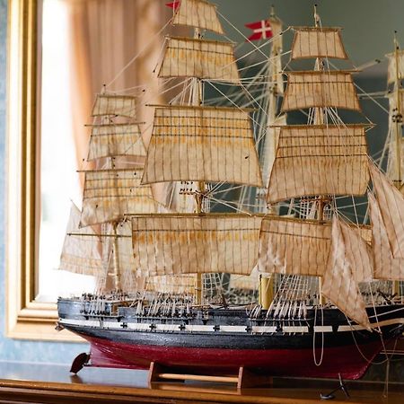 Balincourt Bournemouth Exterior foto Model of the clipper Flying Cloud