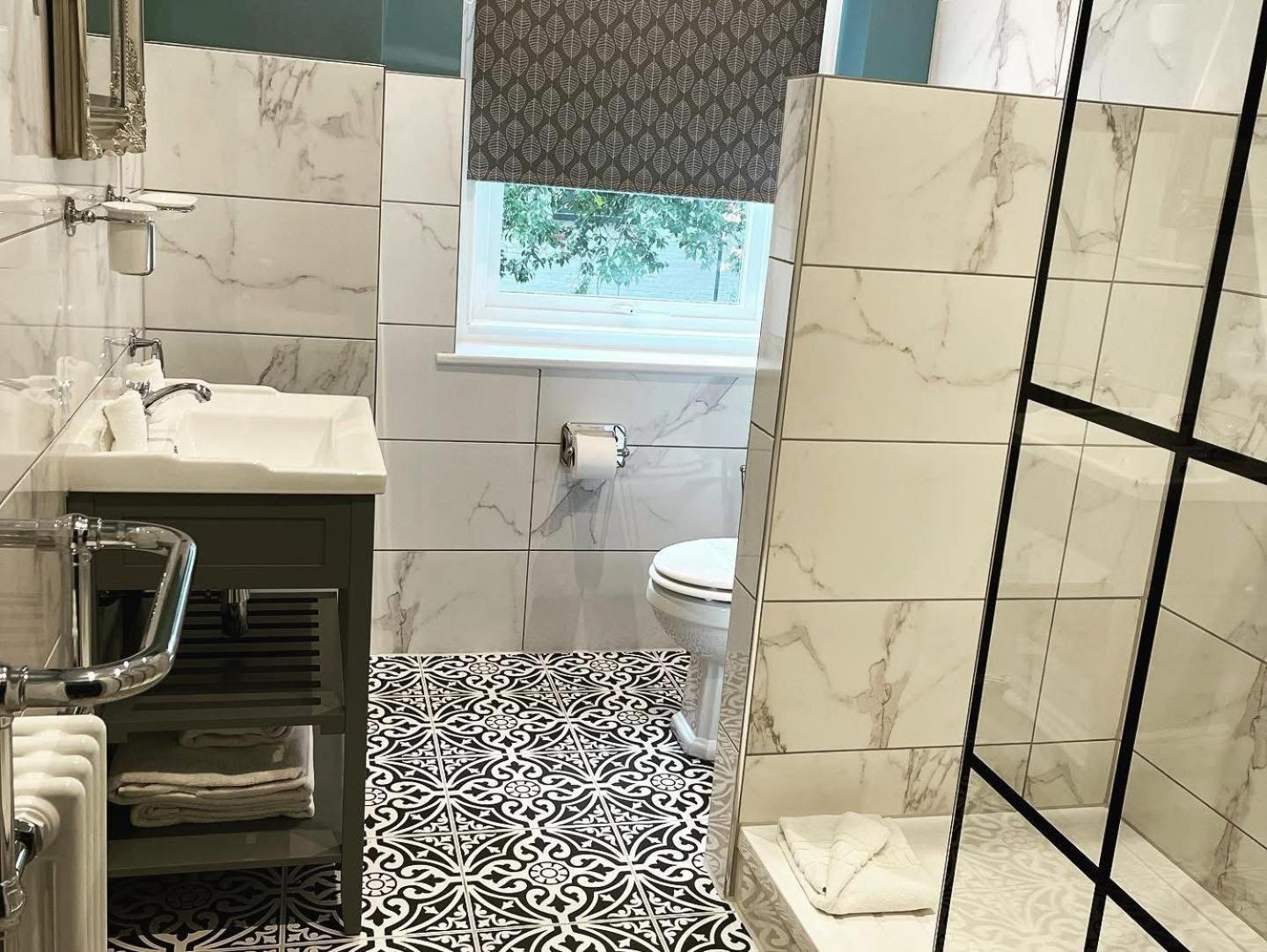 Balincourt Bournemouth Exterior foto Bathroom with shower enclosure