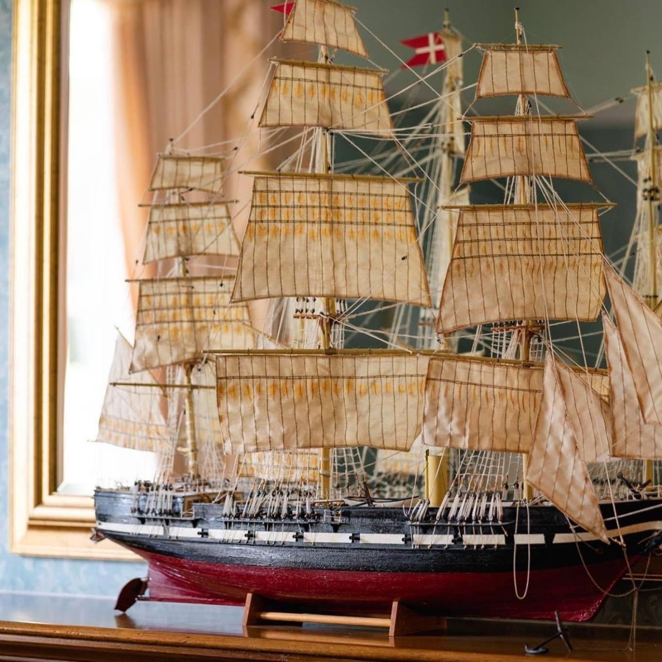 Balincourt Bournemouth Exterior foto Model of the clipper Flying Cloud