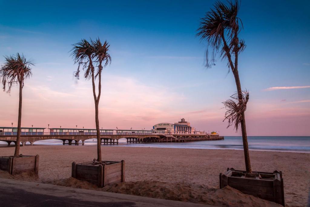 Balincourt Bournemouth Exterior foto The beach at the end of the boardwalk