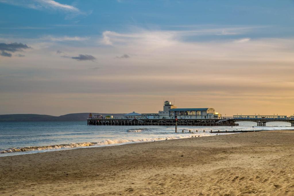 Balincourt Bournemouth Exterior foto The pier at sunset