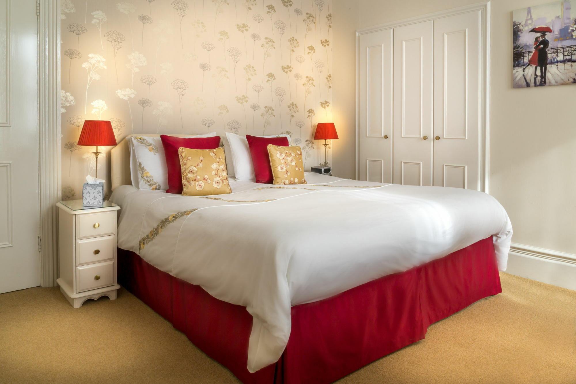 Balincourt Bournemouth Exterior foto A bed with a bed skirt