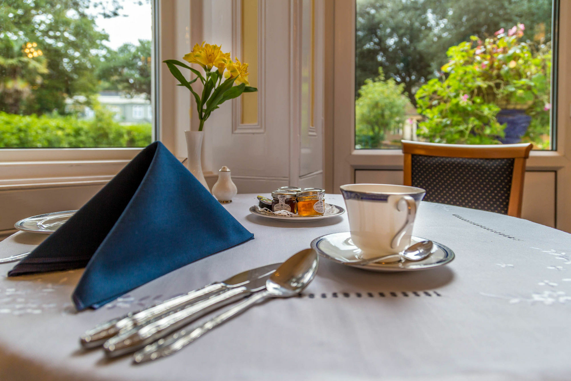 Balincourt Bournemouth Exterior foto A table set for afternoon tea